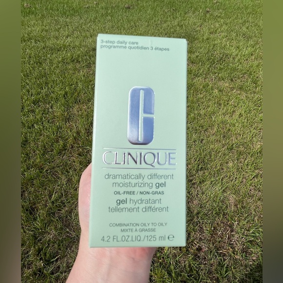 NIB Clinique Dramatically Different Gel Size 4.2 oz - Picture 4 of 7